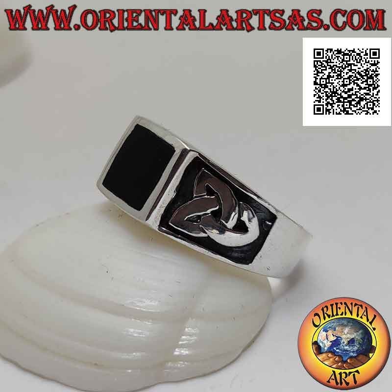 Anillo de plata con ónix cuadrado a ras del borde y triquetra en bajorrelieve en los laterales