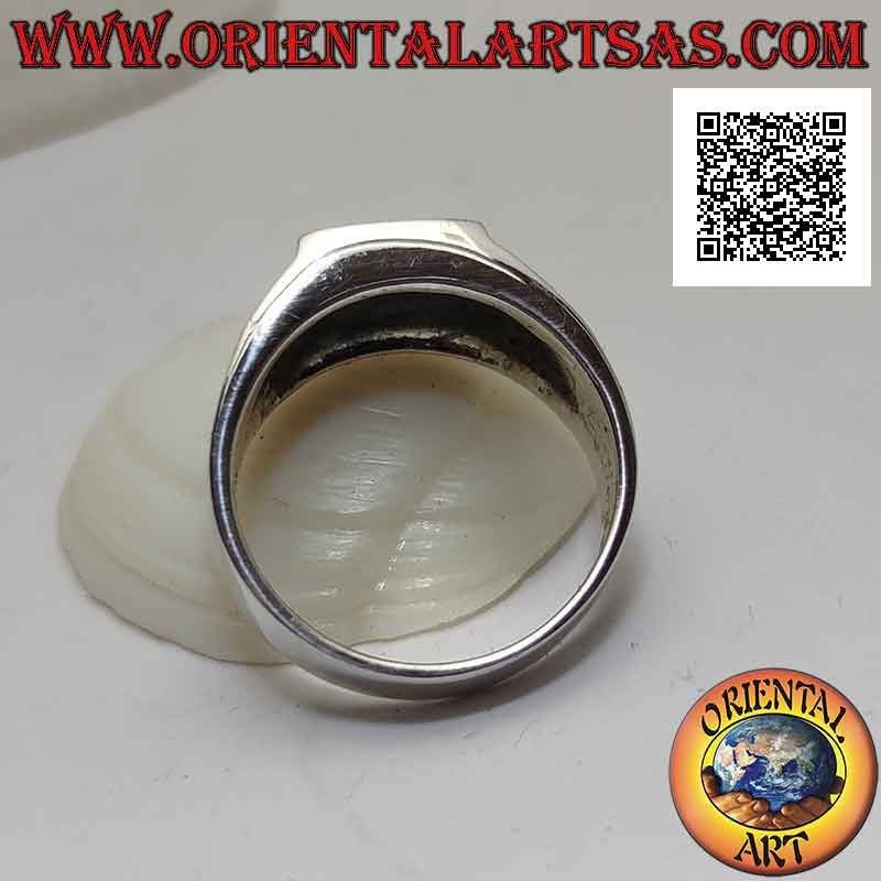 Anello in argento con onice quadrata a filo bordo e triquetra in bassorilievo sui lati