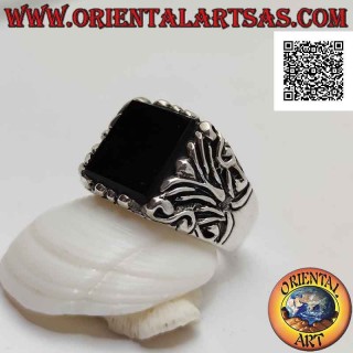 Bague en argent massif avec onyx carré plat en saillie et décorations florales gravées sur les côtés