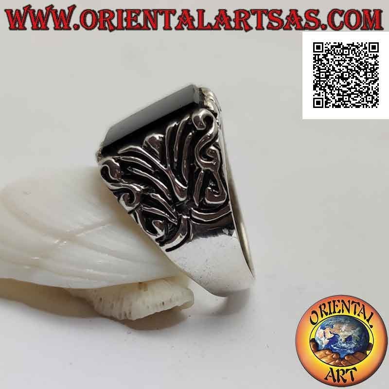 Massiver Silberring mit flachem, hervorstehendem quadratischem Onyx und seitlich eingravierten Blumendekorationen