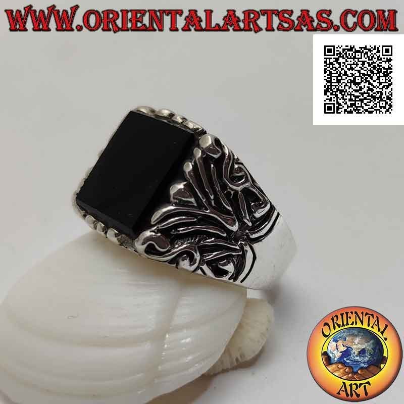 Massiver Silberring mit flachem, hervorstehendem quadratischem Onyx und seitlich eingravierten Blumendekorationen