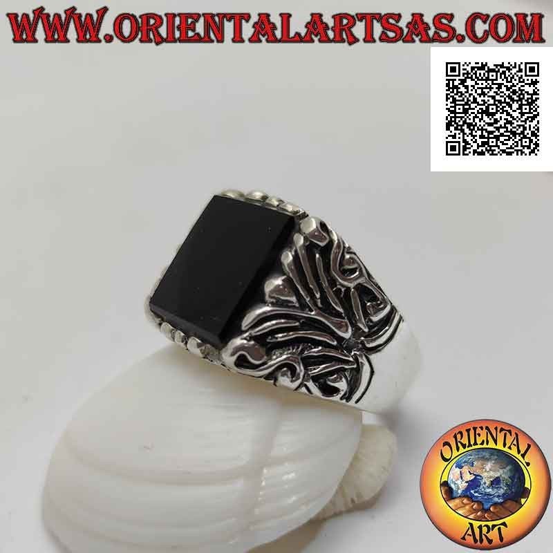 Anello in argento massiccio con onice quadrata piatta sporgente e decorazioni floreali incise sui lati