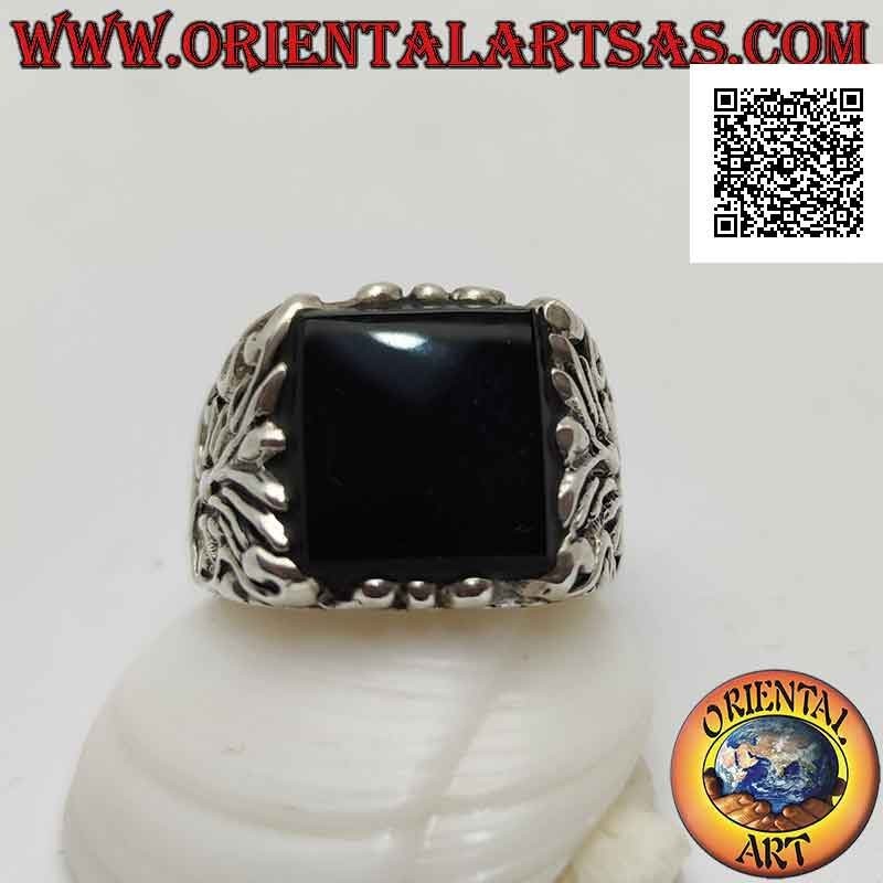 Anello in argento massiccio con onice quadrata piatta sporgente e decorazioni floreali incise sui lati