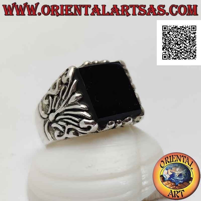 Anillo de plata maciza con ónix cuadrado plano que sobresale y decoraciones florales grabadas en los lados