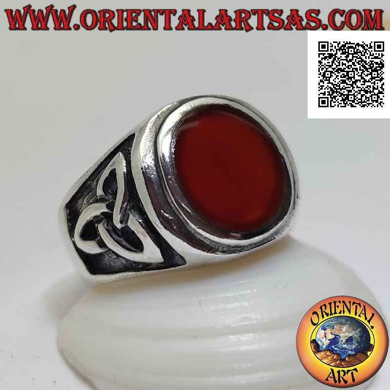 Anello in argento con corniola tonda a filo bordo rialzato e triquetra in bassorilievo sui lati