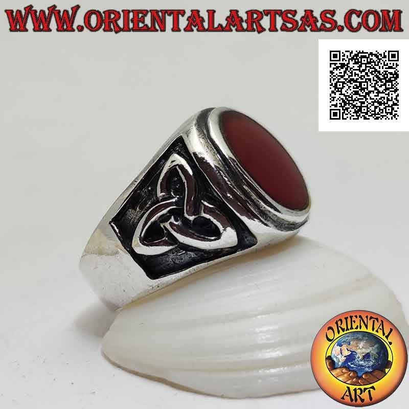 Anello in argento con corniola tonda a filo bordo rialzato e triquetra in bassorilievo sui lati