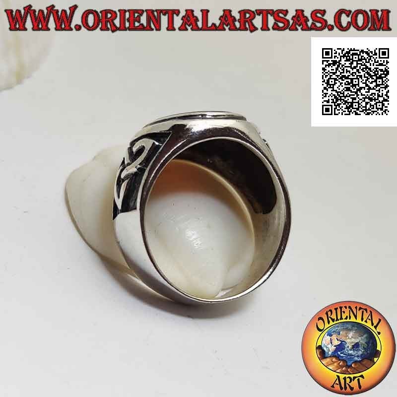 Anello in argento con corniola tonda a filo bordo rialzato e triquetra in bassorilievo sui lati
