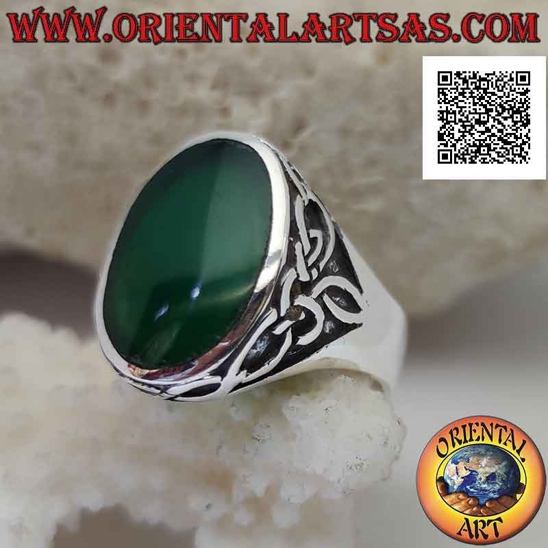 Bague en argent avec agate verte ovale et couronne de noeuds celtiques en bas-relief sur les côtés