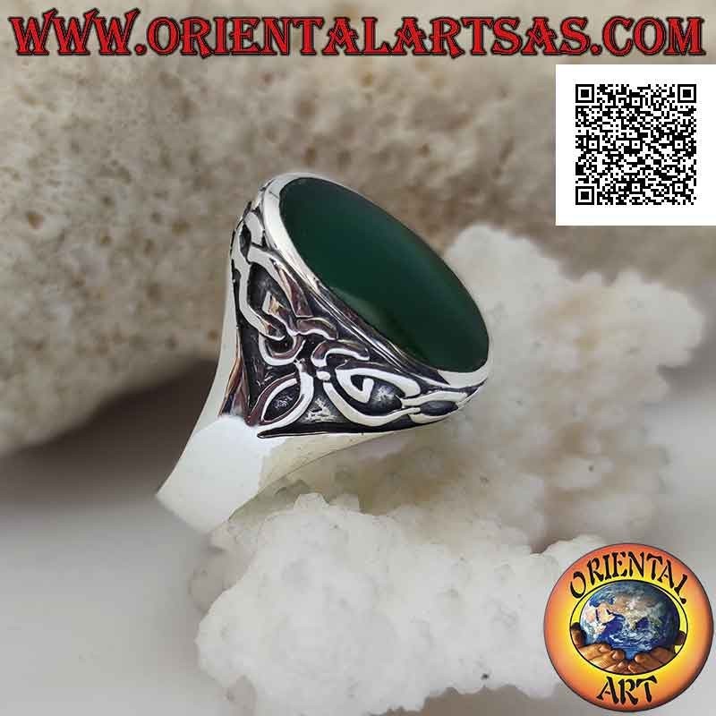 Anillo de plata con ágata verde ovalada y corona de nudos celtas en bajorrelieve a los lados