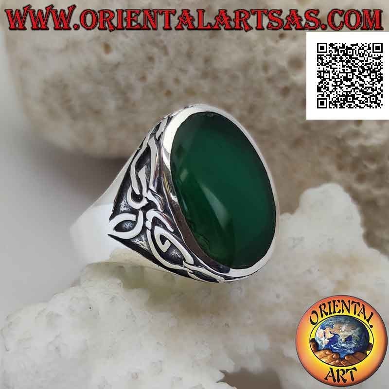Anello in argento con agata verde ovale e corona di nodi celtici in bassorilievo sui lati