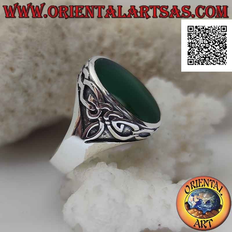 Anillo de plata con ágata verde ovalada y corona de nudos celtas en bajorrelieve a los lados