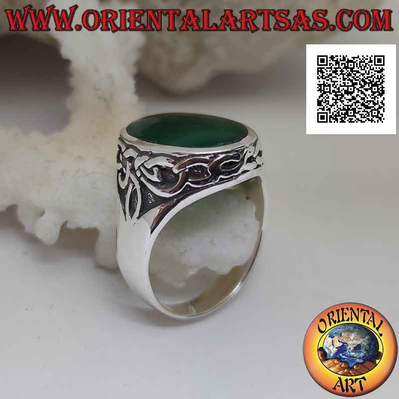 Silver ring with oval green agate and crown of Celtic knots in bas-relief on the sides