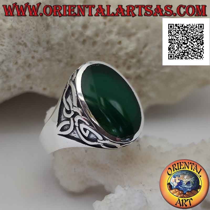 Silver ring with oval green agate and crown of Celtic knots in bas-relief on the sides