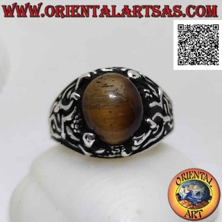 Anello in argento con occhio di tigre ovale cabochon incastonato da decorazione floreale sui lati