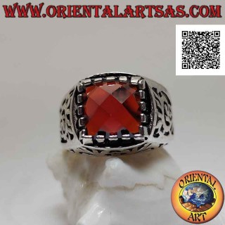 Anello in argento con granato sfaccettato incastonato in un quadrato contornato da decoro traforato