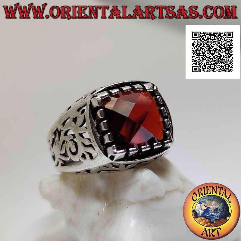 Anillo de plata con granate facetado engastado en un cuadrado rodeado de decoración calada
