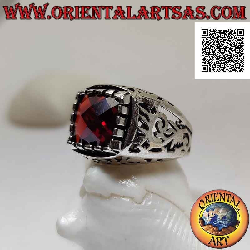Anillo de plata con granate facetado engastado en un cuadrado rodeado de decoración calada