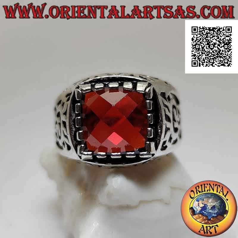 Bague en argent avec grenat facetté sertie dans un carré entouré d'un décor ajouré