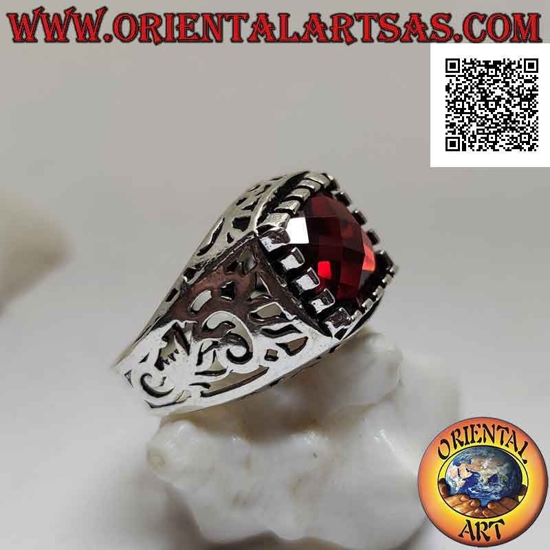 Bague en argent avec grenat facetté sertie dans un carré entouré d'un décor ajouré