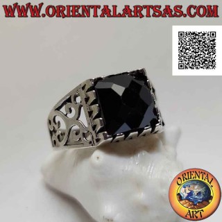Anillo de plata con espinela facetada engastada en un cuadrado rodeado de decoración calada