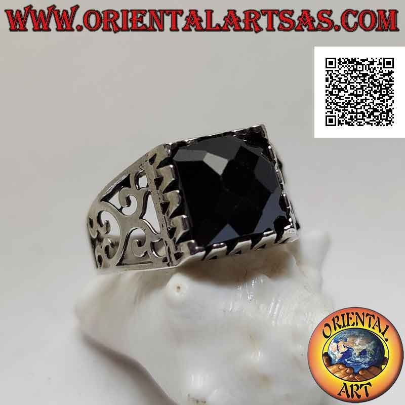 Bague en argent avec spinelle facettée sertie dans un carré entouré d'un décor ajouré