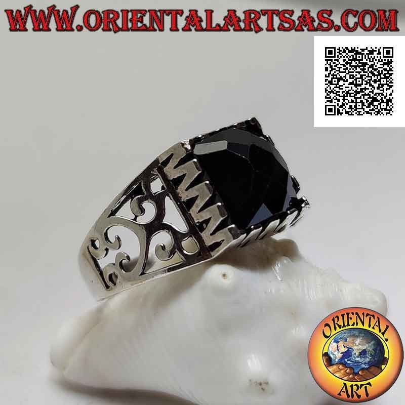 Anello in argento con spinello sfaccettato incastonato in un quadrato contornato da decoro traforato