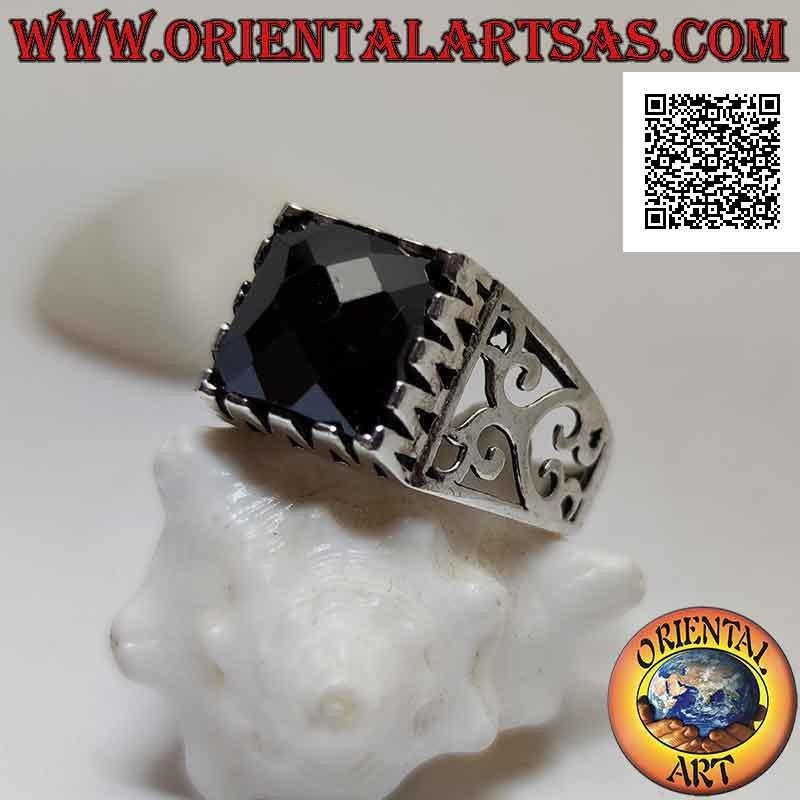 Anello in argento con spinello sfaccettato incastonato in un quadrato contornato da decoro traforato