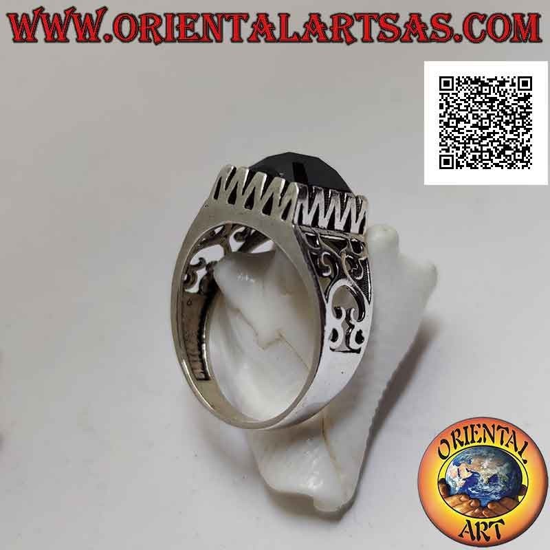 Bague en argent avec spinelle facettée sertie dans un carré entouré d'un décor ajouré