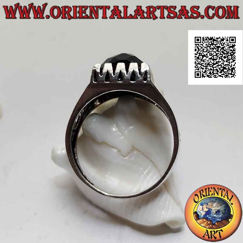 Anillo de plata con espinela facetada engastada en un cuadrado rodeado de decoración calada