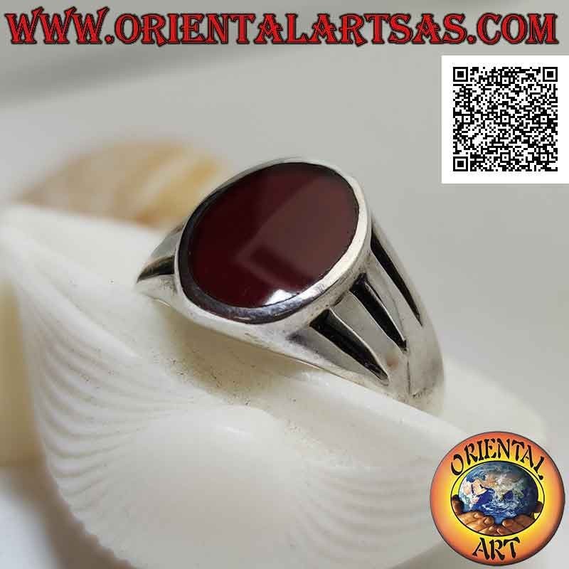 Glatter silberner Ring mit ovalem Karneol, bündig mit der Kante und dreifacher Halbmondlinie, die an den Seiten eingraviert ist
