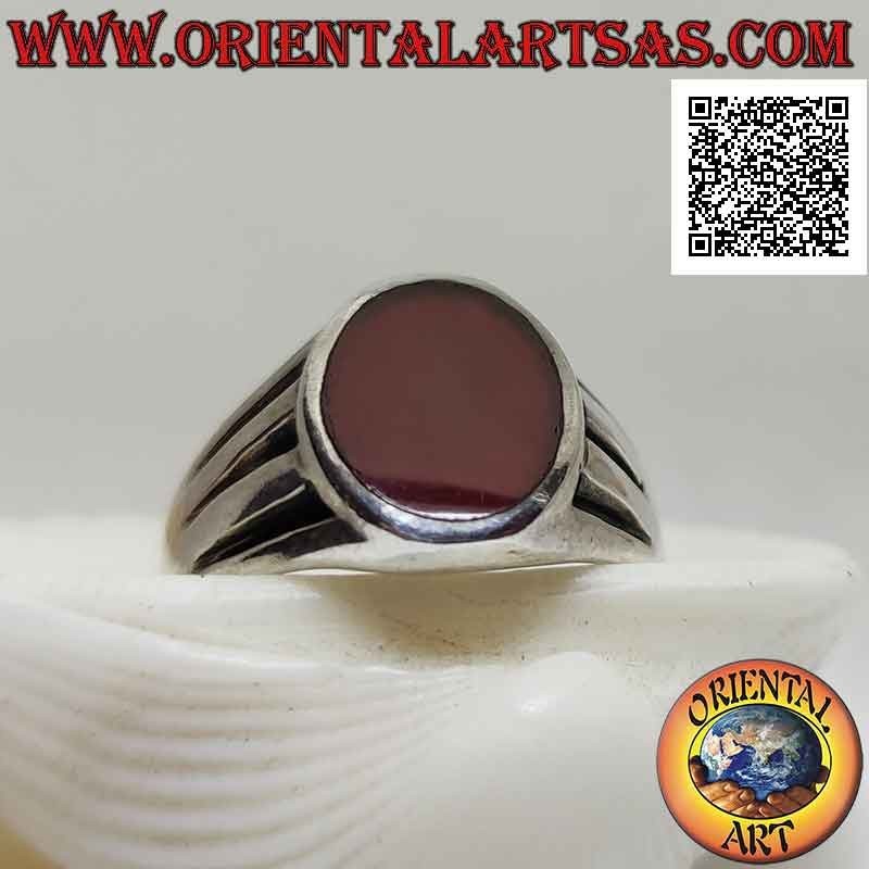 Bague en argent lisse avec cornaline ovale au ras du bord et ligne horizontale triple croissant gravée sur les côtés
