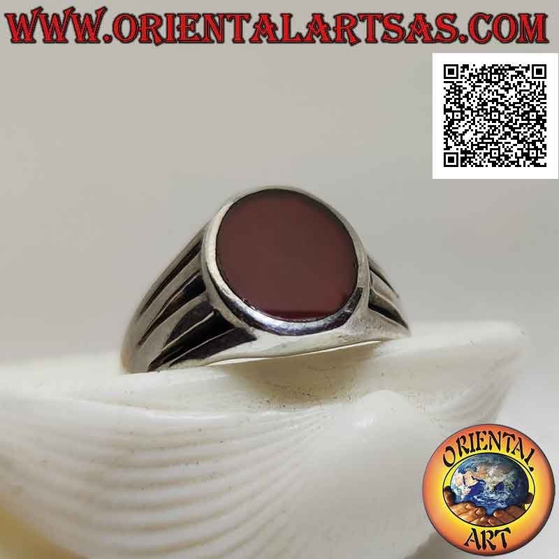 Anillo de plata lisa con cornalina ovalada al ras del borde y triple línea de media luna grabada en los lados