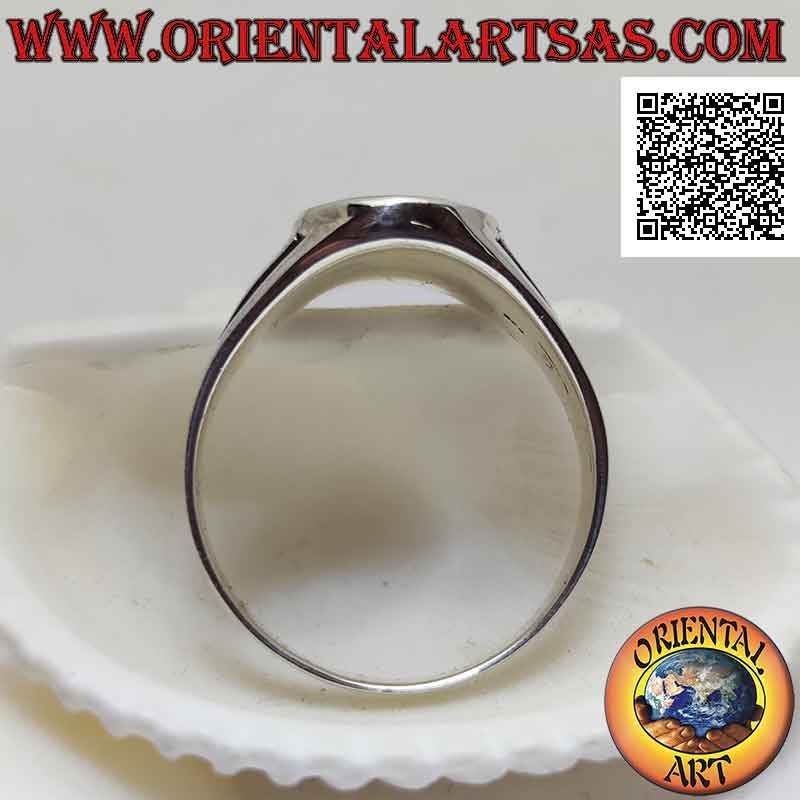 Bague en argent lisse avec agate verte ovale au ras du bord et triple ligne de croissant gravée sur les côtés