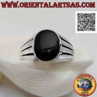 Glatter silberner Ring mit ovalem Onyx, bündig mit der Kante und dreifach halbmondförmiger horizontaler Linie an den Seiten