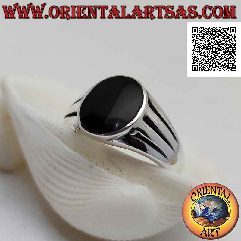 Smooth silver ring with oval onyx flush with the edge and triple crescent horizontal line engraved on the sides