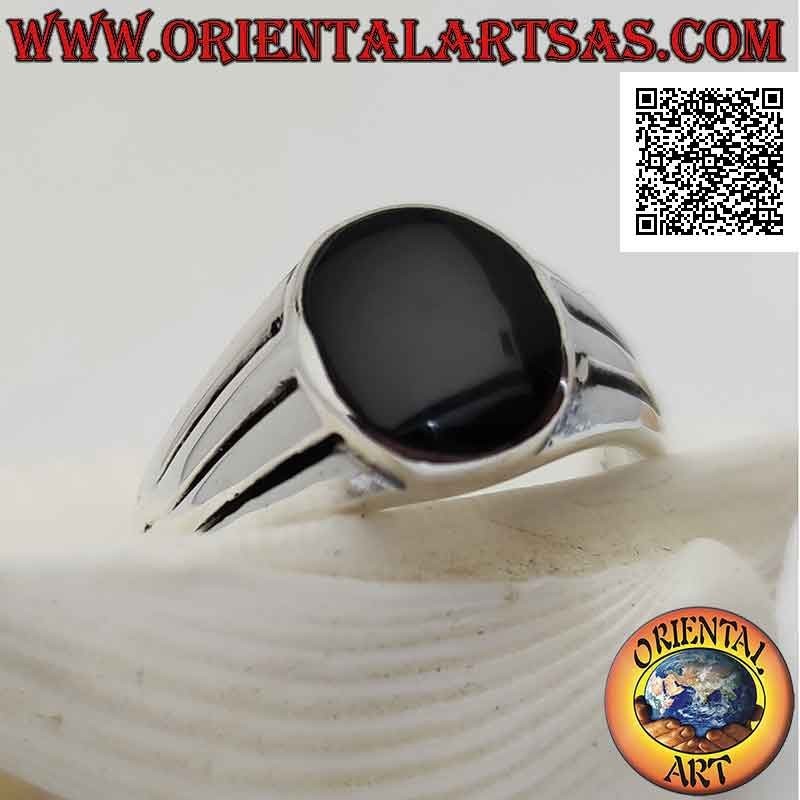 Smooth silver ring with oval onyx flush with the edge and triple crescent horizontal line engraved on the sides