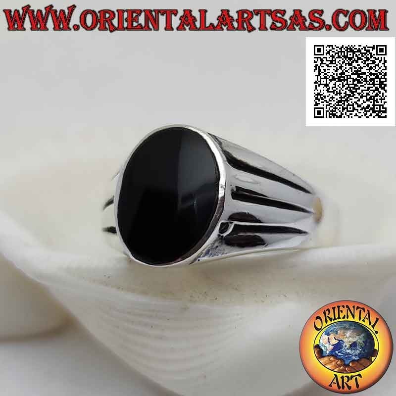 Glatter silberner Ring mit ovalem Onyx, bündig mit der Kante und dreifach halbmondförmiger horizontaler Linie an den Seiten