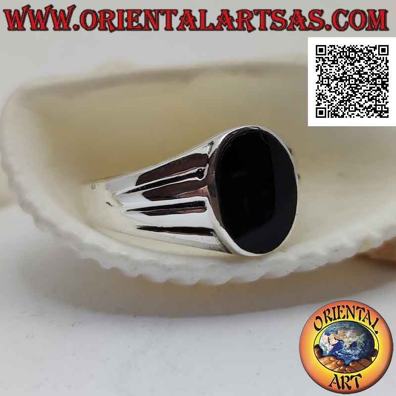 Anello in argento liscio con onice ovale a filo bordo e tripla linea orizzontale crescente incisa sui lati