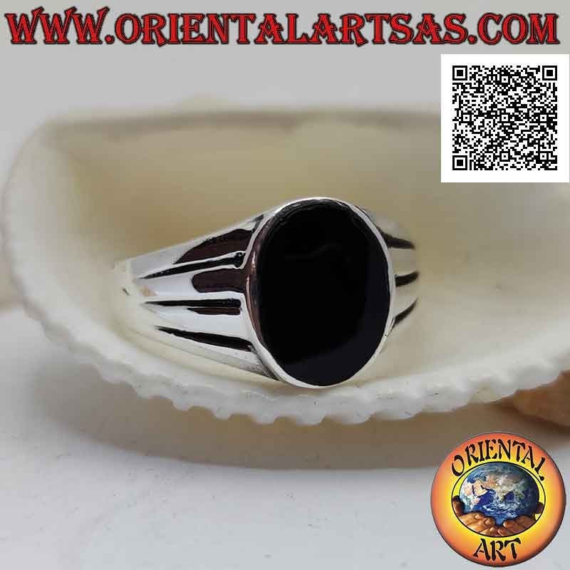 Anello in argento liscio con onice ovale a filo bordo e tripla linea orizzontale crescente incisa sui lati