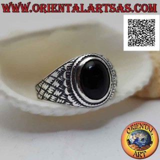 Silberring mit ovalem Cabochon-Onyx und eingravierten Linien mit "gewebtem Stroh" -Effekt an den Seiten