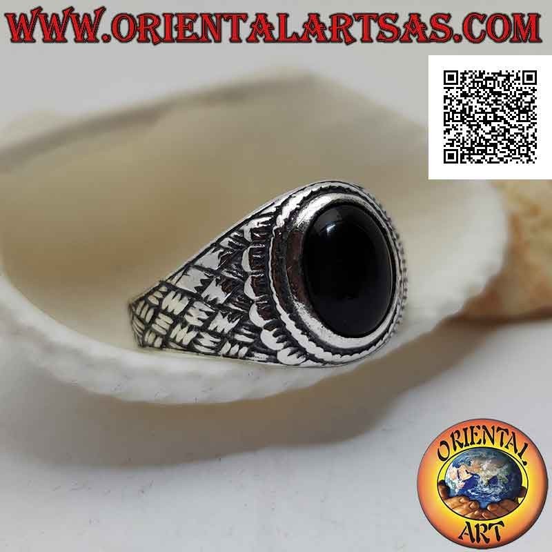 Anello in argento con onice ovale cabochon e linee incise effetto "paglia intrecciata" sui lati