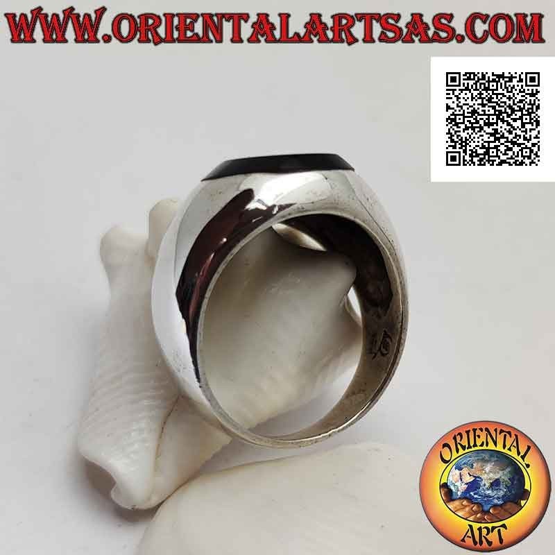 Bague en argent convexe lisse avec onyx ovale plat en relief avec double bord saillant