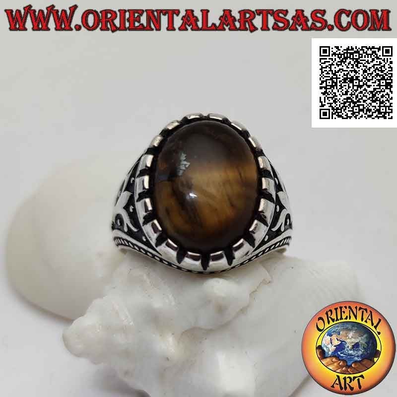 Silberner Ring mit ovalem Cabochon-Tigerauge und Baum und Kugeln im Basrelief an den Seiten