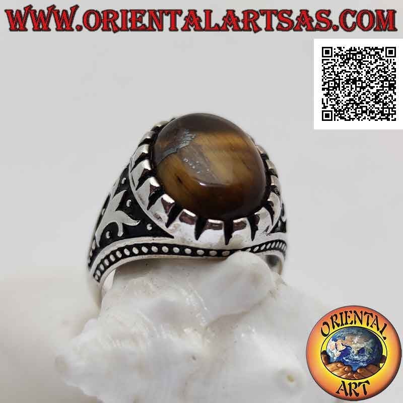 Anillo de plata con ojo de tigre ovalado cabujón y árbol y bolas en bajorrelieve en los laterales