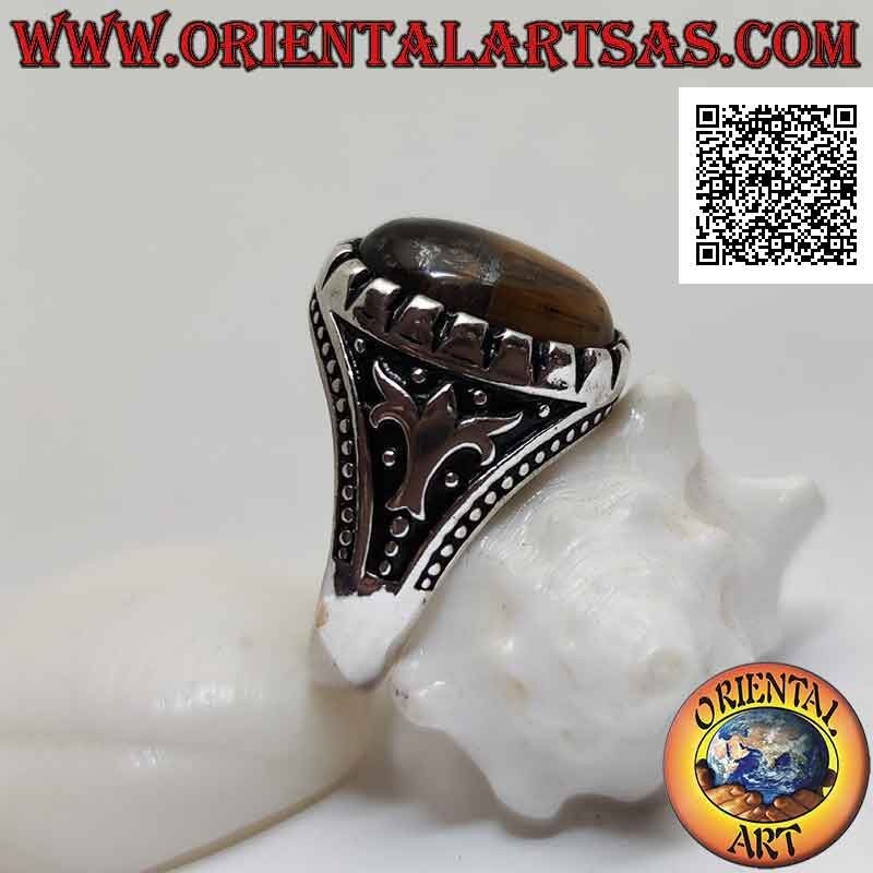 Anello in argento con occhio di tigre ovale cabochon e albero e palline in bassorilievo sui lati