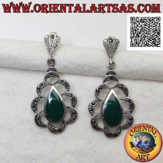 Pendientes de plata con gota de ágata verde al ras con el borde rodeado por arcos de marcasita