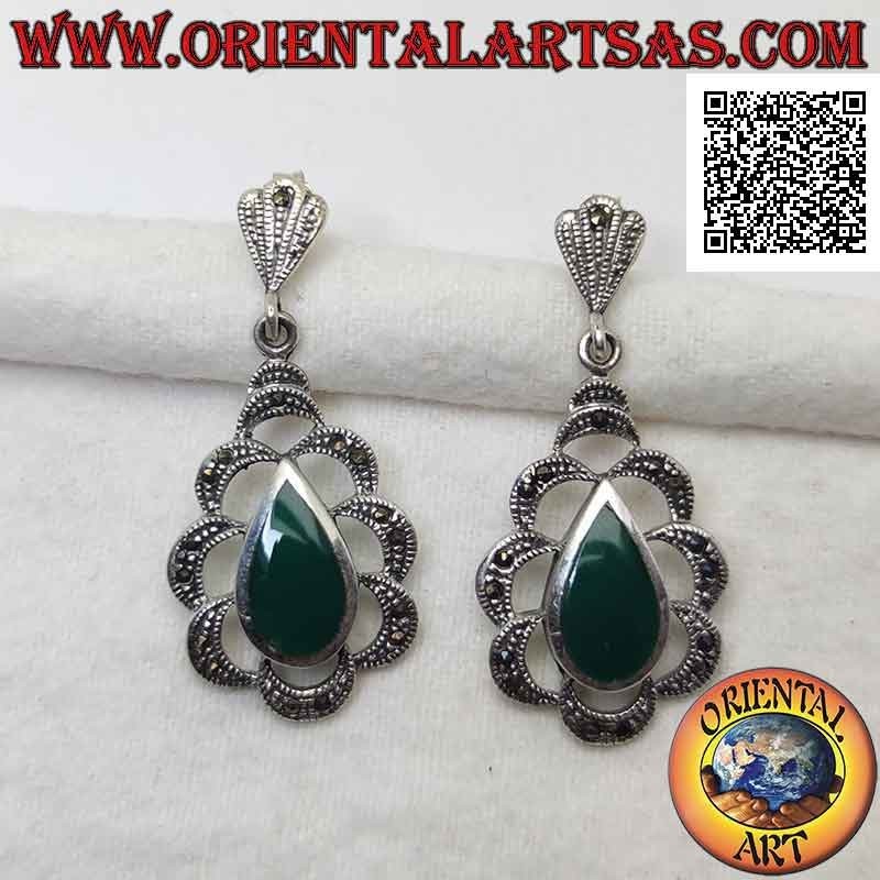 Pendientes de plata con gota de ágata verde al ras con el borde rodeado por arcos de marcasita