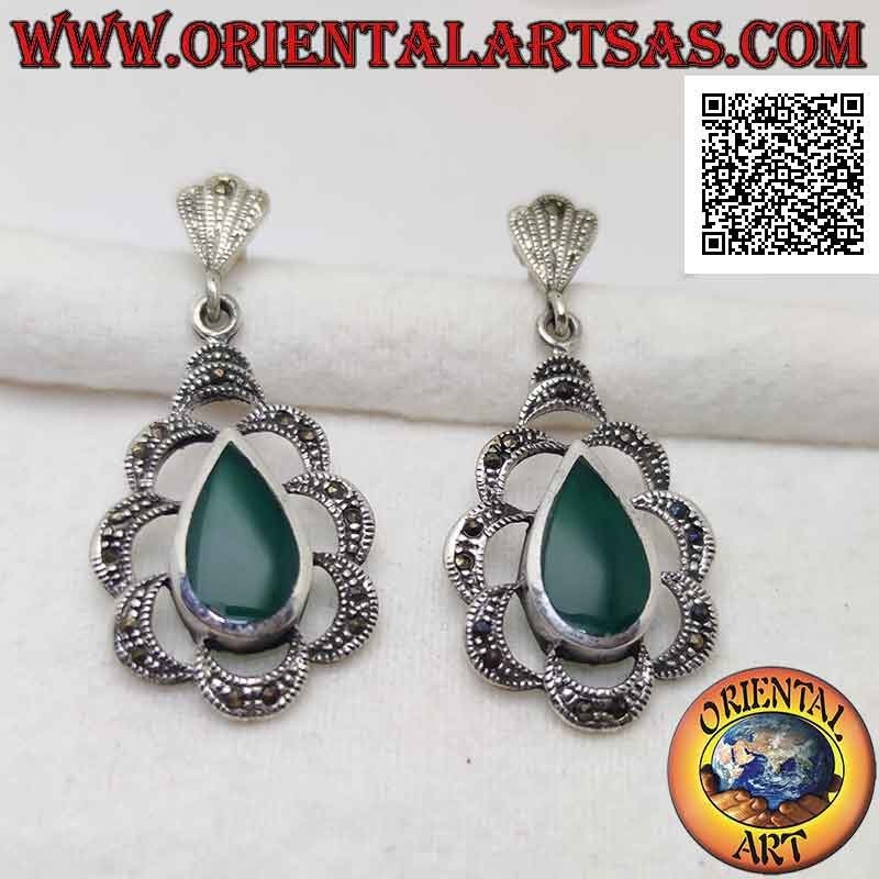 Boucles d'oreilles en argent avec goutte d'agate verte au ras du bord entouré d'arcs de marcassite