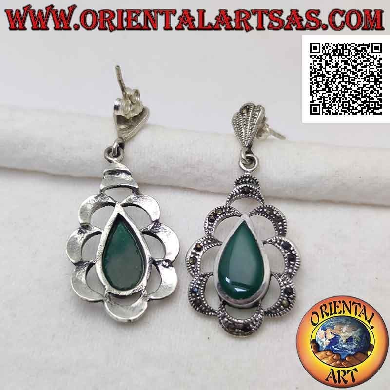 Pendientes de plata con gota de ágata verde al ras con el borde rodeado por arcos de marcasita