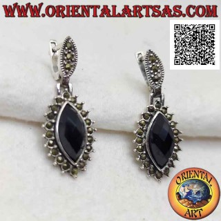 Boucles d'oreilles en argent avec onyx navette facetté entouré de marcassite incrustée (serrure à levier)